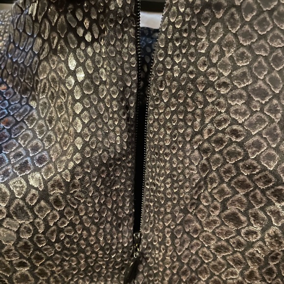 GUESS MINI SNAKE SKIN SKIRT - Picture 4 of 5